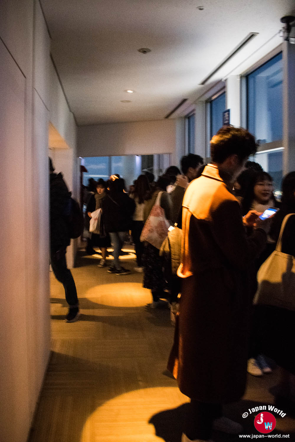 File de visiteurs dans le couloir de l'observatoire de la Fukuoka Tower